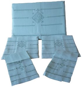 Asciugamani in cotone, con frangia e ricami.
