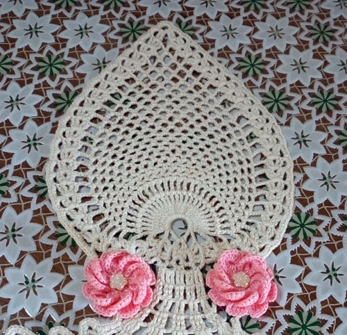 Pino decorativo in cotone ad uncinetto.