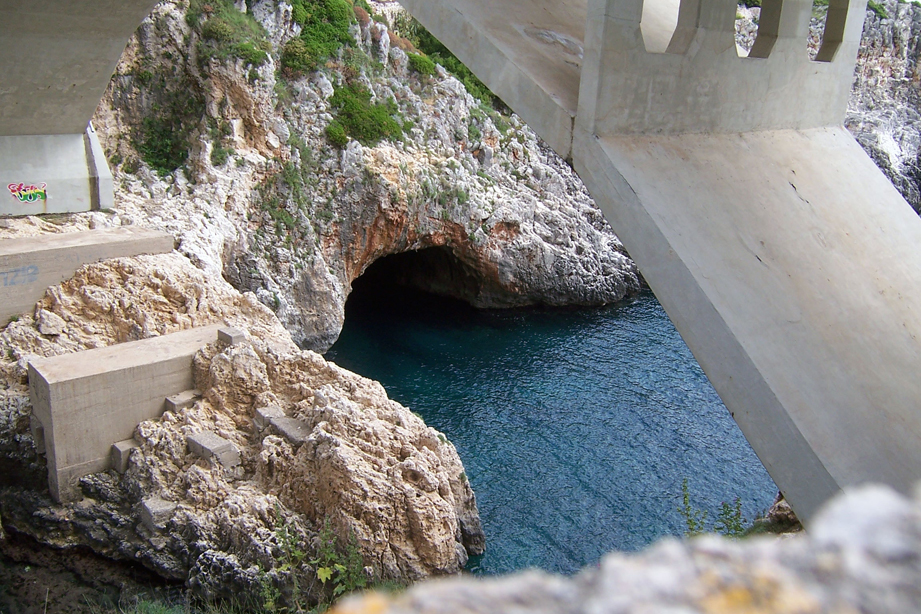Grotta sotto al ponte Ciolo - Gagliano (LE)